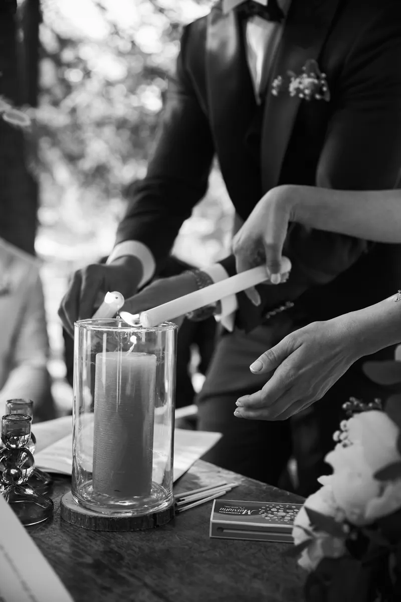 Sposi durante il rito della candela in un matrimonio organizzato da FMR Eventi