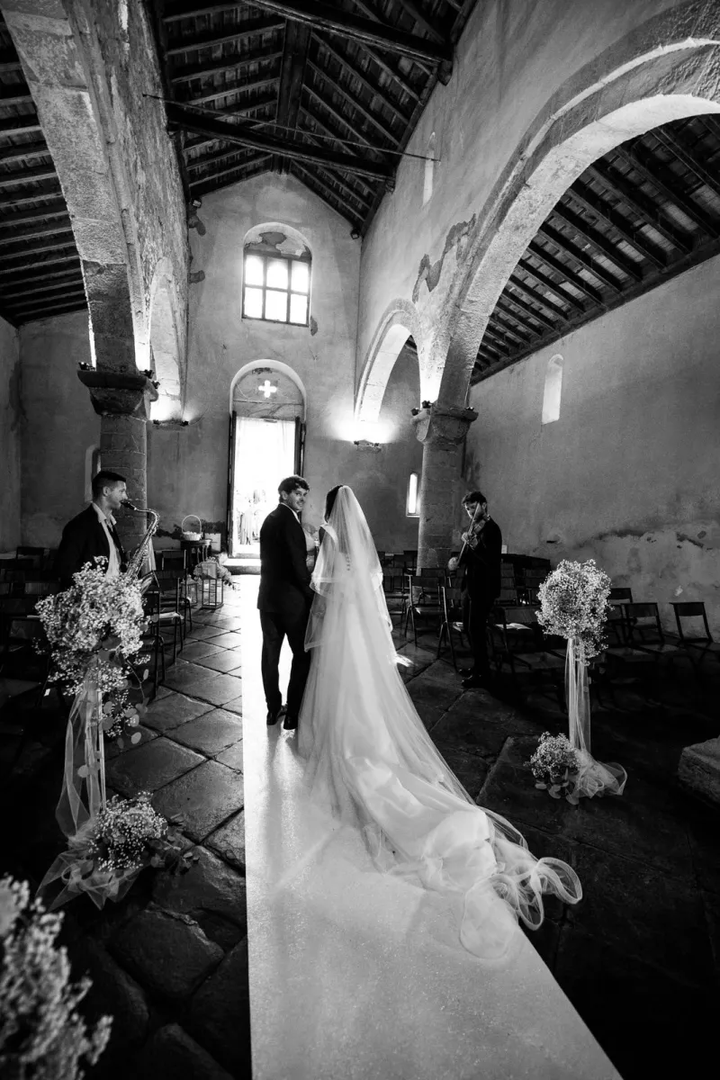 FMR Eventi | Federica Ravarelli - Beatrice e Pierre sposi nella chiesa allestita a festa