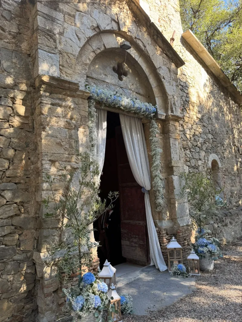 FMR Eventi | Federica Ravarelli - L''allestimento della chiesa per Beatrice e Pierre